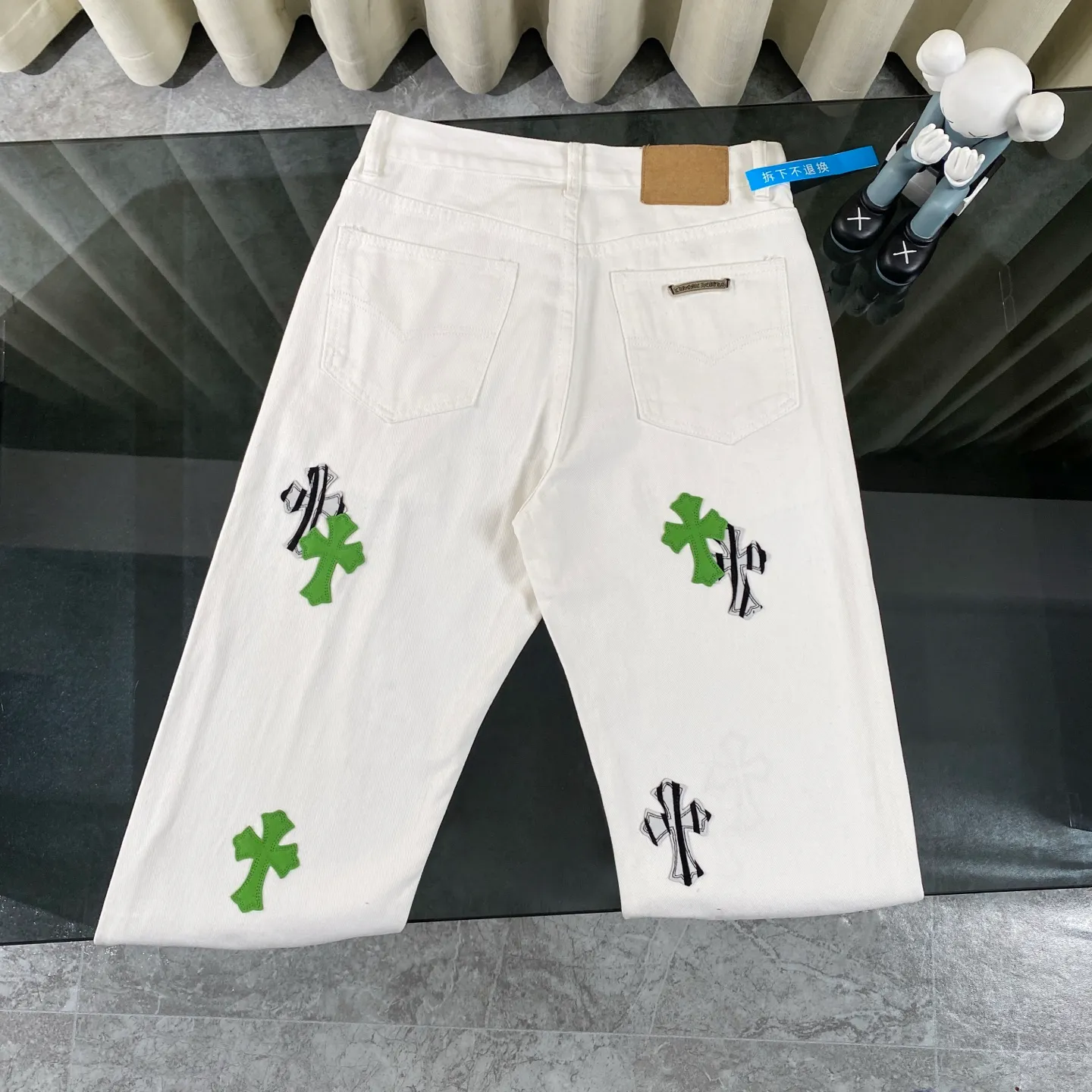 P240 chrome hearts Chrome Hearts 2025 new London limited apple green cross patch leather white jeans vi Top heavy industry fashionable design] Consistent high street luxury style creation. Speaking of this style, the Zangyin family and GU family are definitely the leading representative brands. Especially the Zangyin family has really achieved a state-of-the-art effect in creating high street style. The unique washed material is used to create this style. The color system is quite eye-catching. After it is decorated with patchwork cross flowers, it cleverly highlights the charm of the brand. Secondly, this style uses classic The classic high-waist cutting design highlights the long legs and fashionable temperament of the upper body. The brand is highly recognizable and the slim fit configuration is more suitable for daily wear. It is a product that interprets personality, fashion, and specifications at a glance. This single product is enough to make any fan excited. It can be a white T-shirt for youthful preppy style, or a tight suspender for lady style. It has strong matching ability and can be easily controlled by men.  [Materials and craftsmanship] Needless to say, this point goes without saying. As an excellent craftsman brand, Zangyin’s requirements for details and craftsmanship are really perfect. The washed color of this model has gone through so many processes, not to mention the embellishment of denim appliques. It is also purely hand-made and sewn. Just like what they believe in, only hand-made things have soul and have the meaning of wear. A top-notch heavy-duty fashionable denim item, I look forward to your perfect interpretation! !  Size:28-34